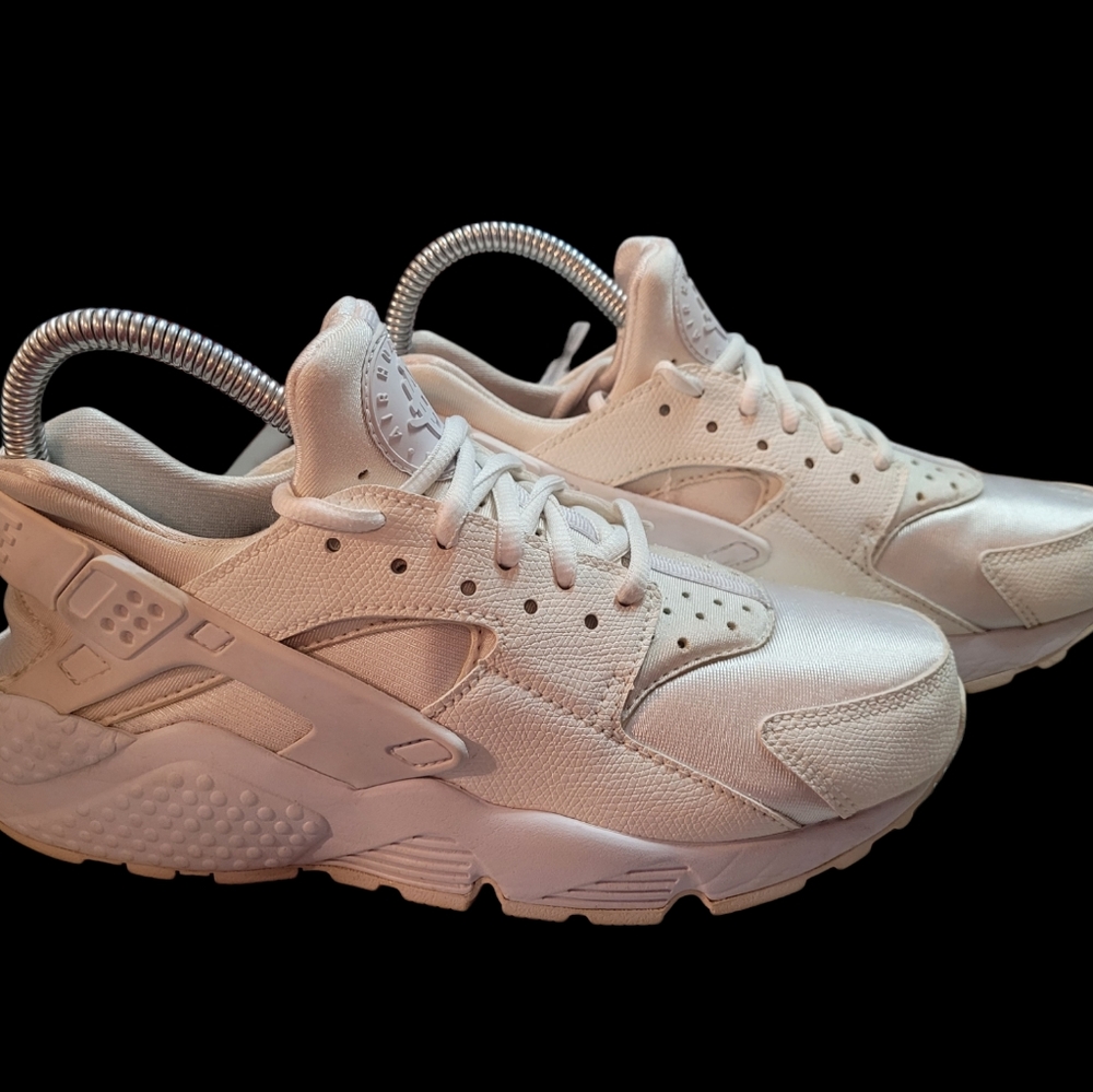 Nike Air Huarache Run “Triple White” 2016  Womens size 7  Preowned Authenicated